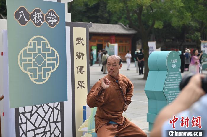 7月14日，甘肅省平?jīng)鍪嗅轻忌骄皡^(qū)內(nèi)，八極拳傳承人展示八極拳。7月13日至14日，“2024年北京體育大學(xué)第十五屆國(guó)際武術(shù)比賽交流大會(huì)暨首屆崆峒山國(guó)際武術(shù)大會(huì)”舉行，大會(huì)也在崆峒山景區(qū)進(jìn)行問(wèn)道崆峒、武術(shù)高級(jí)研修班、崆峒拜師等系列活動(dòng)。中新社記者 李亞龍 攝</p>
<p>