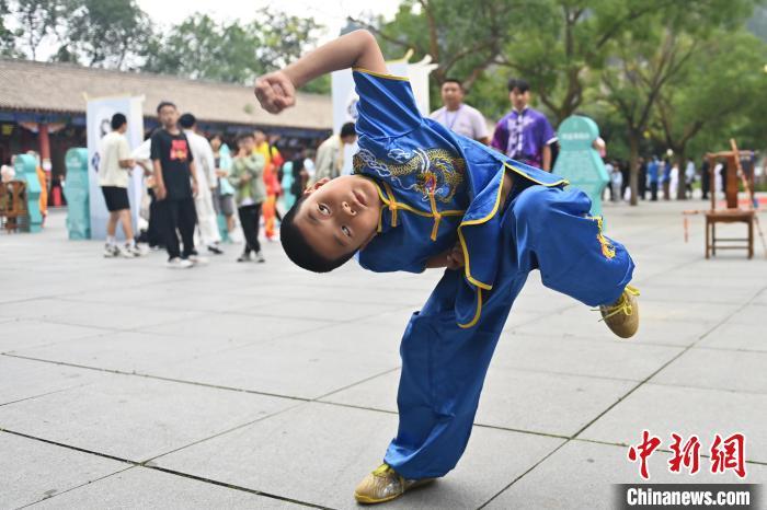 7月14日，甘肅省平?jīng)鍪嗅轻忌骄皡^(qū)內(nèi)，小朋友展示查拳。7月13日至14日，“2024年北京體育大學(xué)第十五屆國(guó)際武術(shù)比賽交流大會(huì)暨首屆崆峒山國(guó)際武術(shù)大會(huì)”舉行，大會(huì)也在崆峒山景區(qū)進(jìn)行問(wèn)道崆峒、武術(shù)高級(jí)研修班、崆峒拜師等系列活動(dòng)。中新社記者 李亞龍 攝</p>
<p>