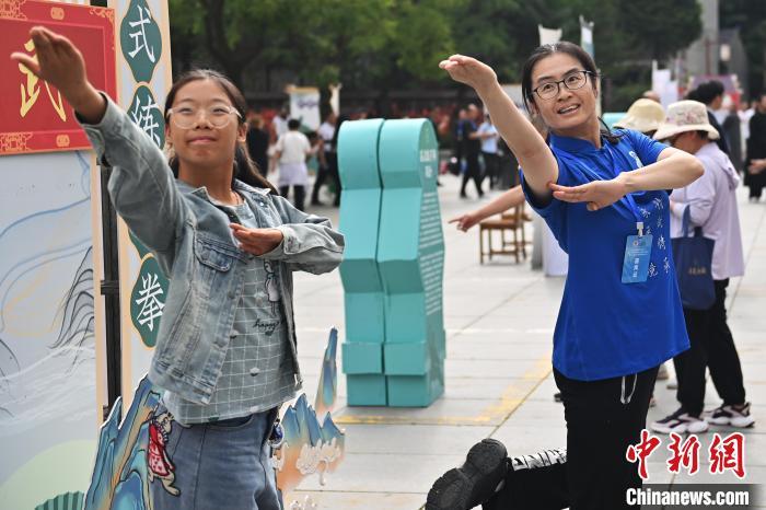 7月14日，甘肅省平?jīng)鍪嗅轻忌骄皡^(qū)內(nèi)，霍氏練手拳傳承人、霍元甲玄孫女霍靜虹(右)教授武術(shù)愛(ài)好者霍氏練手拳。7月13日至14日，“2024年北京體育大學(xué)第十五屆國(guó)際武術(shù)比賽交流大會(huì)暨首屆崆峒山國(guó)際武術(shù)大會(huì)”舉行，大會(huì)也在崆峒山景區(qū)進(jìn)行問(wèn)道崆峒、武術(shù)高級(jí)研修班、崆峒拜師等系列活動(dòng)。中新社記者 李亞龍 攝</p>
<p>