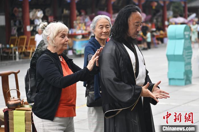 7月14日，甘肅省平?jīng)鍪嗅轻忌骄皡^(qū)內(nèi)，外籍武術(shù)愛(ài)好者感受青城武術(shù)。7月13日至14日，“2024年北京體育大學(xué)第十五屆國(guó)際武術(shù)比賽交流大會(huì)暨首屆崆峒山國(guó)際武術(shù)大會(huì)”舉行，大會(huì)也在崆峒山景區(qū)進(jìn)行問(wèn)道崆峒、武術(shù)高級(jí)研修班、崆峒拜師等系列活動(dòng)。中新社記者 李亞龍 攝</p>
<p>