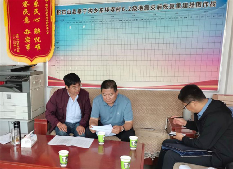 州縣紀(jì)委監(jiān)委機(jī)關(guān)聯(lián)合督查組對(duì)下沉干部 、駐村干部 、包村組長(zhǎng)、村干部 “四級(jí)”干部履職到崗情況，以及工作日志和民情臺(tái)賬、訴求臺(tái)賬進(jìn)行日常監(jiān)督檢查，壓實(shí)工作責(zé)任。.jpg