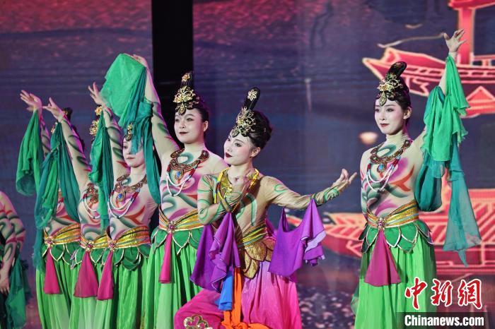 7月19日晚，第五屆黃河之濱文藝展演在蘭州體育文化廣場(chǎng)開幕。圖為開幕式演出敦煌舞蹈。張曦予 攝