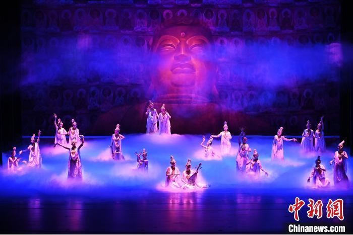 7月18日晚，中國(guó)經(jīng)典舞劇《絲路花雨》在甘肅蘭州黃河劇院進(jìn)行演出。中國(guó)經(jīng)典舞劇《絲路花雨》迎來45周年，7月17日-8月4日在蘭州開啟為期多天的駐場(chǎng)演出。該舞劇取材于敦煌莫高窟壁畫，集中國(guó)霓裳羽衣舞、敦煌舞、印度舞、黑巾舞、波斯馬鈴舞等于一身，自1979年演出至今，該劇先后在40多個(gè)國(guó)家和地區(qū)演出近4000場(chǎng)，觀眾550多萬人次。中新社記者 李亞龍 攝</p>
<p>