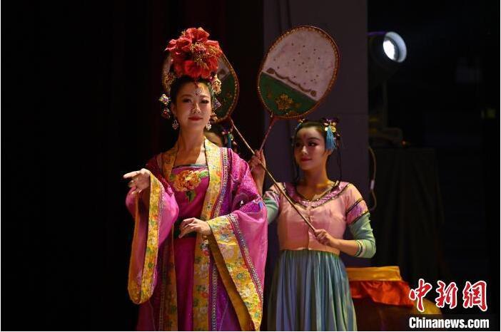 7月18日晚，中國(guó)經(jīng)典舞劇《絲路花雨》在甘肅蘭州黃河劇院進(jìn)行演出。中國(guó)經(jīng)典舞劇《絲路花雨》迎來45周年，7月17日-8月4日在蘭州開啟為期多天的駐場(chǎng)演出。該舞劇取材于敦煌莫高窟壁畫，集中國(guó)霓裳羽衣舞、敦煌舞、印度舞、黑巾舞、波斯馬鈴舞等于一身，自1979年演出至今，該劇先后在40多個(gè)國(guó)家和地區(qū)演出近4000場(chǎng)，觀眾550多萬人次。中新社記者 李亞龍 攝</p>
<p>