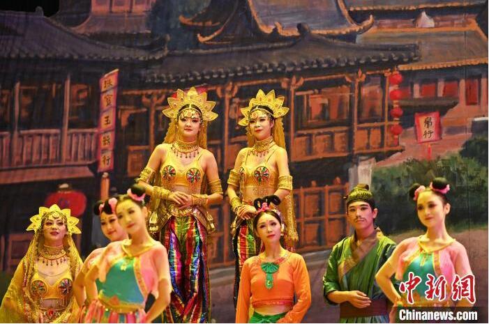 7月18日晚，中國(guó)經(jīng)典舞劇《絲路花雨》在甘肅蘭州黃河劇院進(jìn)行演出。中國(guó)經(jīng)典舞劇《絲路花雨》迎來45周年，7月17日-8月4日在蘭州開啟為期多天的駐場(chǎng)演出。該舞劇取材于敦煌莫高窟壁畫，集中國(guó)霓裳羽衣舞、敦煌舞、印度舞、黑巾舞、波斯馬鈴舞等于一身，自1979年演出至今，該劇先后在40多個(gè)國(guó)家和地區(qū)演出近4000場(chǎng)，觀眾550多萬人次。中新社記者 李亞龍 攝</p>
<p>