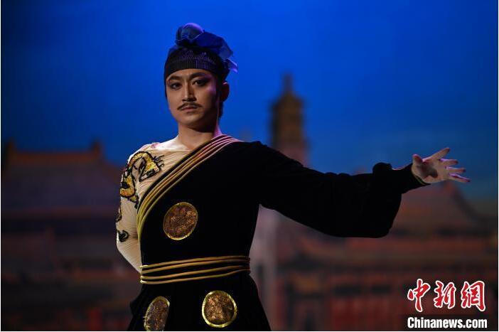 7月18日晚，中國(guó)經(jīng)典舞劇《絲路花雨》在甘肅蘭州黃河劇院進(jìn)行演出。中國(guó)經(jīng)典舞劇《絲路花雨》迎來45周年，7月17日-8月4日在蘭州開啟為期多天的駐場(chǎng)演出。該舞劇取材于敦煌莫高窟壁畫，集中國(guó)霓裳羽衣舞、敦煌舞、印度舞、黑巾舞、波斯馬鈴舞等于一身，自1979年演出至今，該劇先后在40多個(gè)國(guó)家和地區(qū)演出近4000場(chǎng)，觀眾550多萬人次。中新社記者 李亞龍 攝