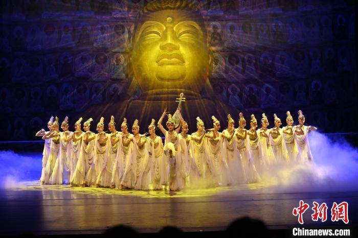7月18日晚，中國經(jīng)典舞劇《絲路花雨》在甘肅蘭州黃河劇院演出。李亞龍 攝