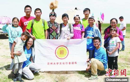 圖為蘭州大學(xué)文化行者團(tuán)隊(duì)走進(jìn)民族社區(qū)。(資料圖)蘭州大學(xué)供圖