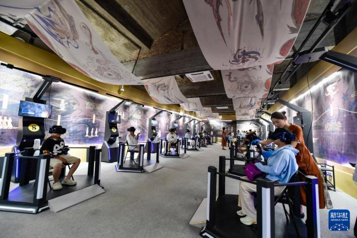 7月22日，游客線下體驗(yàn)“尋境敦煌——數(shù)字敦煌沉浸展”。新華社記者 郎兵兵 攝</p>
<p>