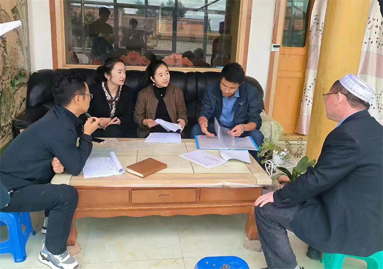 臨潭縣卓洛鄉(xiāng)紀(jì)委工作人員在下園子村農(nóng)戶(hù)家中了解在發(fā)放大病救助補(bǔ)助資金中是否存在落實(shí)不及時(shí)、不到位等作風(fēng)方面的問(wèn)題。.jpg