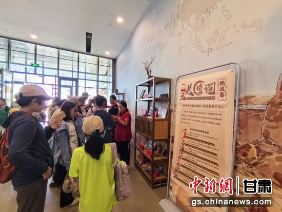 近日，玉門關遺址景區(qū)開啟了一場精彩紛呈的玉關詩詞挑戰(zhàn)賽，吸引眾多游人參與其中。玉門關遺址景區(qū)供圖