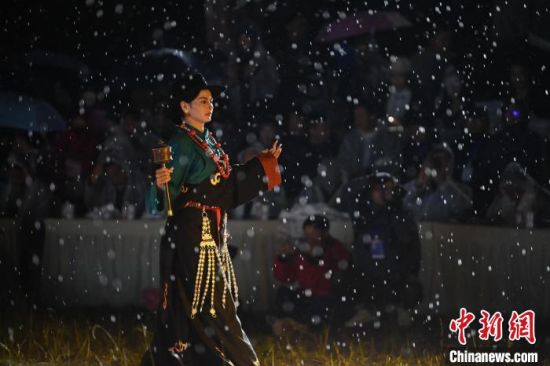 圖為2024年8月6日晚大賽現(xiàn)場模特進(jìn)行比賽。李亞龍 攝