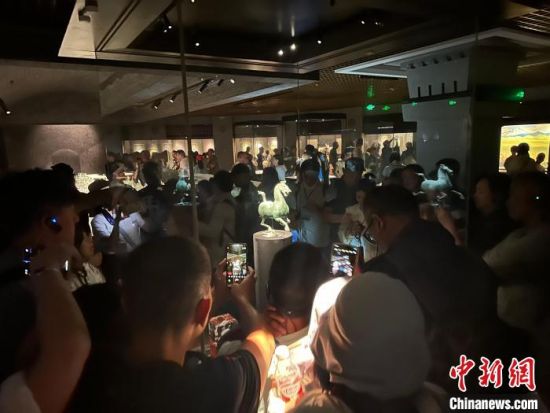 8月17日至23日，“濃濃民族情 兩岸一家親”臺(tái)灣同胞參訪團(tuán)甘肅行交流活動(dòng)在甘肅展開(kāi)。圖為臺(tái)胞參觀甘肅省博物館。中新社記者 閆姣 攝