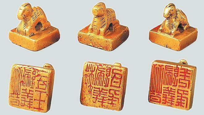 從左至右依次為“晉歸義羌侯”金印、“晉歸義氐王”金印、“魏歸義氐侯”金印