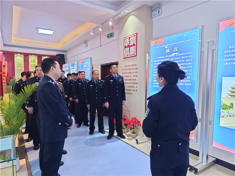 嘉峪關(guān)市公安局明珠路派出所參觀市公安局紀法廉政警示教育基地。.jpg