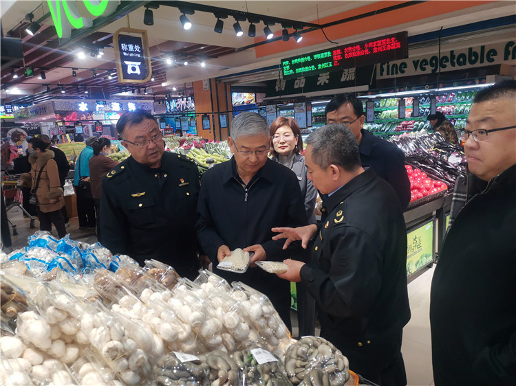 圖為市委常委、市紀委書記、市監(jiān)委主任張學(xué)勇調(diào)研食品安全責(zé)任包保企業(yè)西部天地商貿(mào)有限責(zé)任公司.jpg