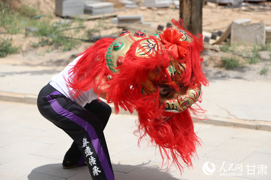 柴宗峰在桃林村展示蘭州北獅風(fēng)采。人民網(wǎng)記者 焦隆攝