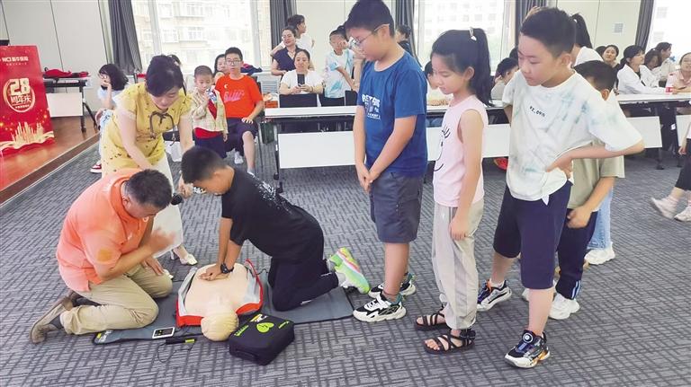 60余名青少年學急救