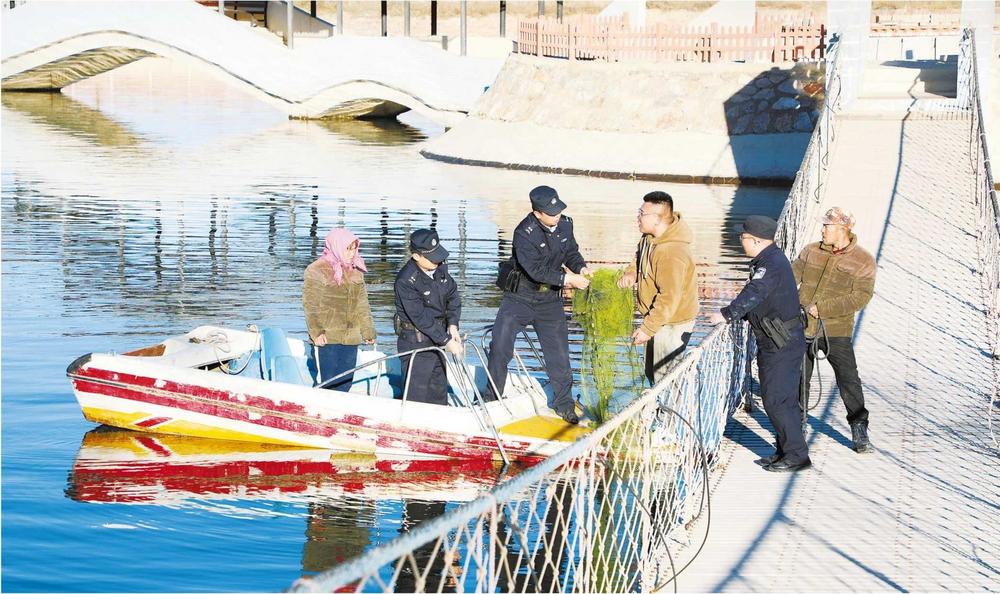 安定公安向蟹農(nóng)宣講反詐知識(shí)