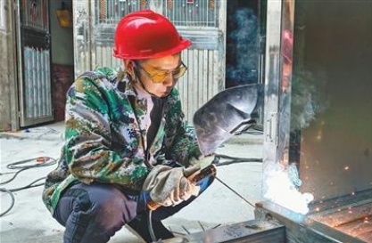 一次技能培訓(xùn)，讓脫貧戶老黎增收有底（關(guān)心困難群眾生產(chǎn)生活）