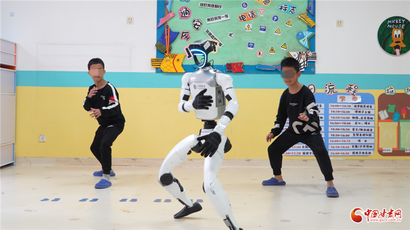 機(jī)器人“小蘭”走進(jìn)福利院